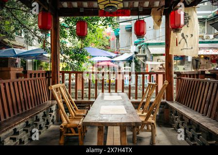 Chinesisches Teehaus Terrasse mit Holzbänken und Tisch - Chongdeyuan - Provinz Sichuan Stockfoto