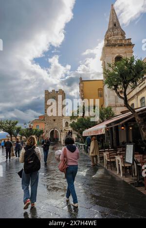 Taormina, Sizilien, Italien. Piazza IX Aprile an einem regnerischen Tag. Kirche San Giuseppe, Uhrenturm. Porta dell'Orologio; Stockfoto