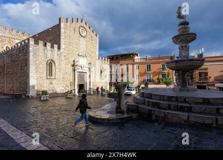 Taormina, Sizilien, Italien. Piazza del Duomo mit der Kathedrale San Nicolo aus dem 13. Jahrhundert und barockem Brunnen. Stockfoto