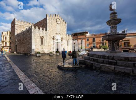 Taormina, Sizilien, Italien. Piazza del Duomo mit der Kathedrale San Nicolo aus dem 13. Jahrhundert und barockem Brunnen. Stockfoto