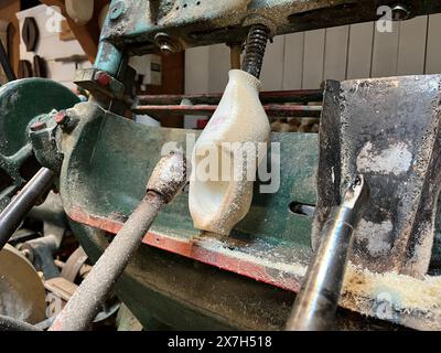 Zaandan, Niederlande. 10. April 2024, Holzschuhe, die traditionellen Schuhe in den Netlands. Hochwertige Fotos Stockfoto