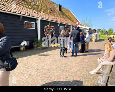 Zaandan, Niederlande. 10. April 2024, Holzschuhe, die traditionellen Schuhe in den Netlands. Hochwertige Fotos Stockfoto