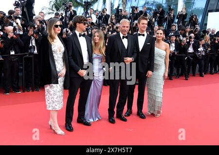 Lily Costner, Hayes Costner, Grace Avery Costner, Kevin Costner, Cayden Wyatt Costner und Annie Costner bei der „Horizon - an American Saga“ am 19.05. Stockfoto