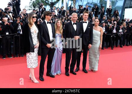 Lily Costner, Hayes Costner, Grace Avery Costner, Kevin Costner, Cayden Wyatt Costner und Annie Costner bei der „Horizon - an American Saga“ am 19.05. Stockfoto