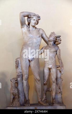 Statuengruppe, die Gott Dionysos mit einem jungen Satyr darstellt. Dionysos war der altgriechische Gott des Weins und der Freude, und Satyren waren seine Anhänger Stockfoto