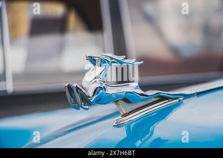 Emblem auf der Motorhaube eines alten russischen Wolga-Autos. Tver, Russland: 23. April 2022. Stockfoto