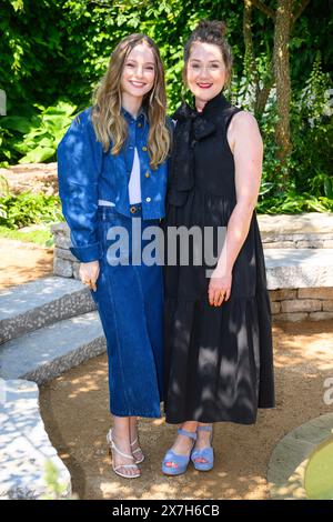 London, Großbritannien. 20. Mai 2024. Ruth Gemmell und Hannah Dodd im Bridgerton Garden während des Pressetages der RHS Chelsea Flower Show im Royal Hospital Chelsea in London. Das Foto sollte lauten: Matt Crossick/Empics/Alamy Live News Stockfoto