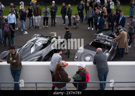 Leute drängen sich um einen Aston Martin Valkyrie Hypercar im 100. Frühstücksclub auf der Goodwood Rennstrecke, Chichester, West Sussex, Großbritannien Stockfoto