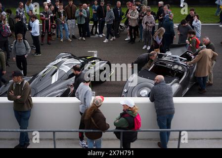 Leute drängen sich um einen Aston Martin Valkyrie Hypercar im 100. Frühstücksclub auf der Goodwood Rennstrecke, Chichester, West Sussex, Großbritannien Stockfoto