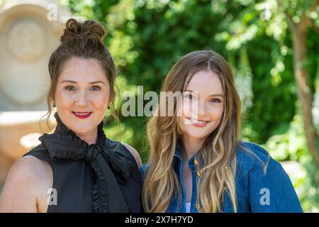 London, Großbritannien. 20. Mai 2024. Bridgerton Schauspielerinnen (L) Ruth Gemmell und Hannah Dodd im Bridgerton Garden, entworfen von Holly Johnston am Mitgliedertag der RHS Chelsea Flower Show auf dem Gelände des Royal Hospital Chelsea. Die Show läuft bis zum 25. Mai 2024. Quelle: Stephen Chung / Alamy Live News Stockfoto