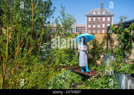 London, Großbritannien. 20. Mai 2024. Meteorologin Lisa Tobin bei der Flood Re: The Flood Resilient Garden, entworfen von Naomi Slade & Dr. Ed Barsley, am Mitgliedertag der RHS Chelsea Flower Show auf dem Gelände des Royal Hospital Chelsea. Die Show läuft bis zum 25. Mai 2024. Quelle: Stephen Chung / Alamy Live News Stockfoto