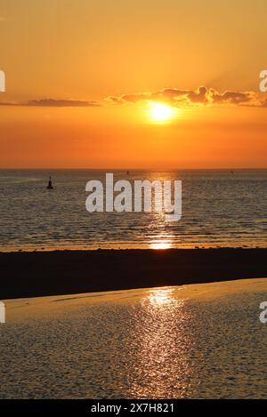 Goldener Sonnenuntergang vom Ufer des River Wyre am Knott End-on-Sea, Lancashire, mit Blick auf die Flussmündung des River Wyre bei Flut am 19. Mai 2024. Stockfoto