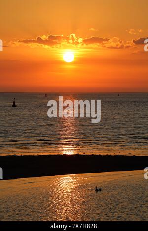 Goldener Sonnenuntergang vom Ufer des River Wyre am Knott End-on-Sea, Lancashire, mit Blick auf die Flussmündung des River Wyre bei Flut am 19. Mai 2024. Stockfoto