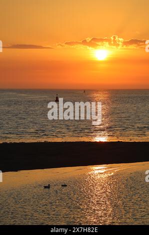 Goldener Sonnenuntergang vom Ufer des River Wyre am Knott End-on-Sea, Lancashire, mit Blick auf die Flussmündung des River Wyre bei Flut am 19. Mai 2024. Stockfoto