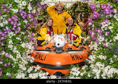 London, Großbritannien. 20. Mai 2024. C) ehemaliger Blue Peter Moderator Anthea Turner mit Mitarbeitern des RNLI am Stand der Peter Beales Roses am Mitgliedertag der RHS Chelsea Flower Show auf dem Gelände des Royal Hospital Chelsea. Die Show läuft bis zum 25. Mai 2024. Quelle: Stephen Chung / Alamy Live News Stockfoto