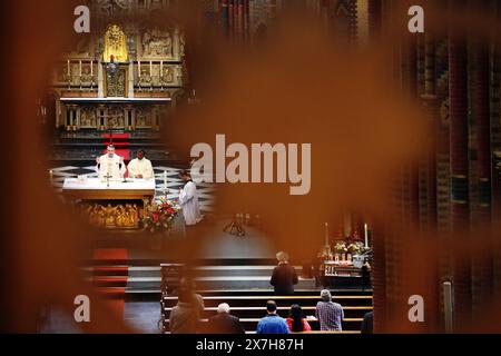 EINDHOVEN - Eucharistiefeier in der St. Georgs Kirche. Untersuchungen des Zentralen Statistikbüros (CSB) zeigen, dass immer weniger Niederländer einer Religion angehören. ANP RAMON MANGOLD niederlande raus - belgien raus Stockfoto