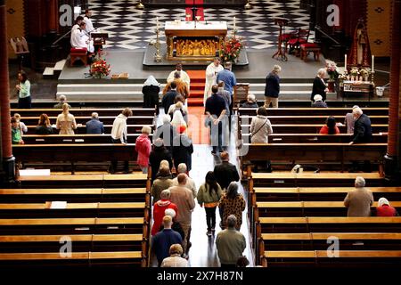 EINDHOVEN - Eucharistiefeier in der St. Georgs Kirche. Untersuchungen des Zentralen Statistikbüros (CSB) zeigen, dass immer weniger Niederländer einer Religion angehören. ANP RAMON MANGOLD niederlande raus - belgien raus Stockfoto