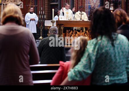 EINDHOVEN - Pastor René Wilmink (L) und Kaplan Arockiadoss Belavendran (R) während der Eucharistiefeier in der St. Georgs Kirche. Untersuchungen des Zentralen Statistikbüros (CSB) zeigen, dass immer weniger Niederländer einer Religion angehören. ANP RAMON MANGOLD niederlande raus - belgien raus Stockfoto