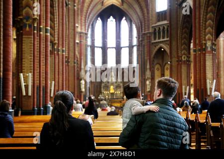 EINDHOVEN - Gemeindemitglieder während der Eucharistiefeier in der St. Georgs Kirche. Untersuchungen des Zentralen Statistikbüros (CSB) zeigen, dass immer weniger Niederländer einer Religion angehören. ANP RAMON MANGOLD niederlande raus - belgien raus Stockfoto