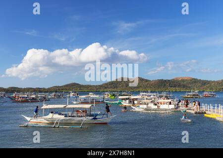 Touristenbangkas liegen im Hafen, Coron Town, Palawan, Philippinen Stockfoto