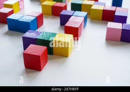 Abstraktes Labyrinth farbiger Würfel als Symbol komplexer Systeme und Diversität. Stockfoto