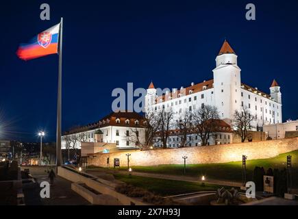 Nachtaufnahme des historischen Zentrums mit der Burg über der Donau, Bratislava, Slowakei Stockfoto