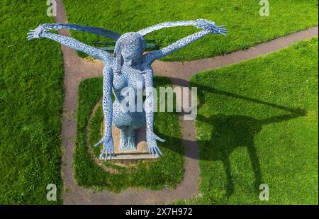 ARRIA 10 Meter hohe Stahlskulptur des Glasgower Künstlers Andy Scott in Cumbernauld-Verwerfung Stockfoto