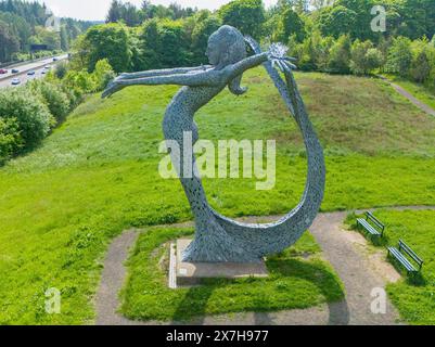 ARRIA 10 Meter hohe Stahlskulptur des Glasgower Künstlers Andy Scott in Cumbernauld-Verwerfung Stockfoto