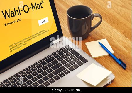 20. Mai 2024: Laptop auf einem Schreibtisch mit dem Logo von der Website Wahl-O-Mat. Wahl O Mat für die Europawahlen 2024. FOTO-HALTERUNG *** Laptop Computer auf einem Schreibtisch mit dem Logo von der Website: Wahl-O-Mat. Wahl O Mat zur Europawahl 2024. FOTOMONTAGE Stockfoto