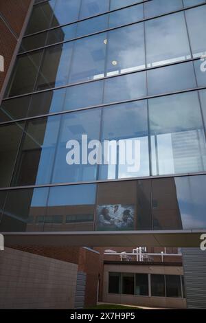 Reflexionen in den Fenstern der Anlage für seltene Isotopenstrahlen an der Michigan State University, East Lansing Michigan USA Stockfoto