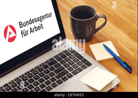 20. Mai 2024: Laptop auf einem Schreibtisch mit dem Logo der Bundesagentur für Arbeit auf dem Bildschirm. FOTOMONTAGE *** Laptop Computer auf einem Schreibtisch mit dem Logo der Bundesagentur für Arbeit auf dem Bildschirm. FOTOMONTAGE Stockfoto