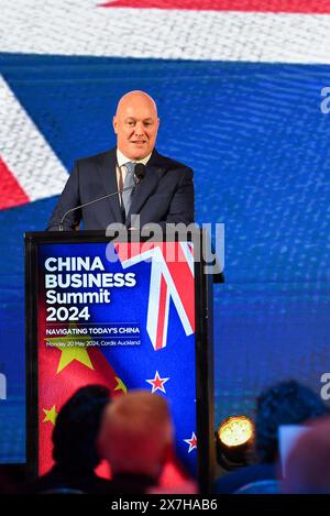 (240520) -- AUCKLAND, 20. Mai 2024 (Xinhua) -- neuseeländischer Premierminister Christopher Luxon spricht auf dem China Business Summit 2024 in Auckland, Neuseeland, 20. Mai 2024. Der China Business Summit 2024 unter dem Motto „Navigation Today's China“ fand am Montag in Auckland, der größten Stadt Neuseelands, statt. Der neuseeländische Premierminister Christopher Luxon und der Handelsminister Todd McClay nahmen an der Veranstaltung Teil. Die Vertreter der Business com erörterten Themen, wie eine innovative und qualitativ hochwertige Entwicklung in verschiedenen Sektoren in dem zunehmend komplexen internationalen Umfeld erreicht werden kann Stockfoto