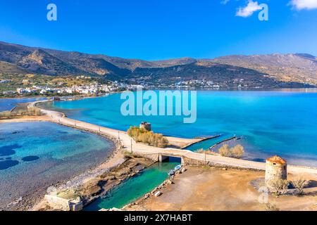 Der berühmte Kanal von Elounda mit den Ruinen der alten Brücke, Kreta, Griechenland. Stockfoto