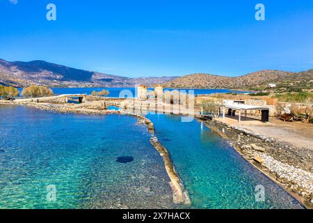 Der berühmte Kanal von Elounda mit den Ruinen der alten Brücke, Kreta, Griechenland. Stockfoto