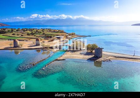 Der berühmte Kanal von Elounda mit den Ruinen der alten Brücke, Kreta, Griechenland. Stockfoto