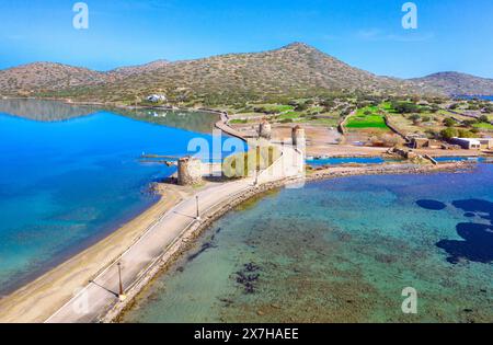 Der berühmte Kanal von Elounda mit den Ruinen der alten Brücke, Kreta, Griechenland. Stockfoto