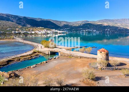 Der berühmte Kanal von Elounda mit den Ruinen der alten Brücke, Kreta, Griechenland. Stockfoto