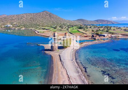 Der berühmte Kanal von Elounda mit den Ruinen der alten Brücke, Kreta, Griechenland. Stockfoto