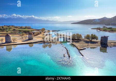 Der berühmte Kanal von Elounda mit den Ruinen der alten Brücke, Kreta, Griechenland. Stockfoto