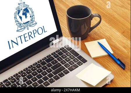 20. Mai 2024: Laptop auf einem Schreibtisch mit Interpol-Logo auf dem Bildschirm. FOTOMONTAGE *** Laptop Computer auf einem Schreibtisch mit Interpol Logo auf dem Bildschirm. FOTOMONTAGE Stockfoto