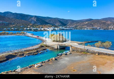 Der berühmte Kanal von Elounda mit den Ruinen der alten Brücke, Kreta, Griechenland. Stockfoto