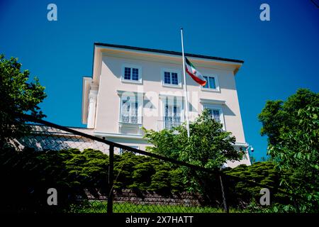 Oslo 20240520. Die Flagge am Halbmast vor der iranischen Botschaft in Oslo. Nach dem Hubschrauberabsturz, bei dem Präsident Ebrahim Raisi und Außenminister Hossein Amir-Abdollahian am Sonntag ums Leben kamen, hat der Iran fünf Tage nationale Trauer erklärt. Foto: Stian Lysberg Solum / NTB Stockfoto