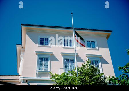 Oslo 20240520. Die Flagge am Halbmast vor der iranischen Botschaft in Oslo. Nach dem Hubschrauberabsturz, bei dem Präsident Ebrahim Raisi und Außenminister Hossein Amir-Abdollahian am Sonntag ums Leben kamen, hat der Iran fünf Tage nationale Trauer erklärt. Foto: Stian Lysberg Solum / NTB Stockfoto