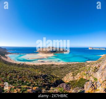 Tolle Aussicht auf die Lagune von Balos mit magischen türkisfarbene Wasser, Lagunen, tropische Strände mit weißem Sand und Insel Gramvousa auf Kreta, Griechenland Stockfoto