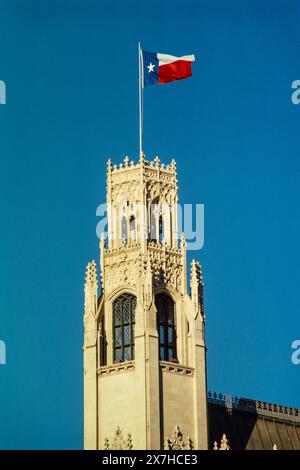 Die texanische Flagge fliegt über dem im Revival erbauten Turm des Emily Morgan Hotels auf dem Alamo Plaza in San Antonio, Texas. Ursprünglich 1924 als Me erbaut Stockfoto