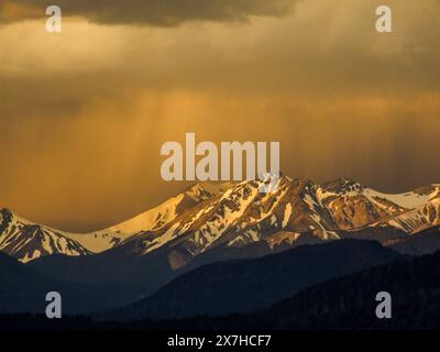 Ein Regensturm über den schneebedeckten Anden im Nahuel Huapi Nationalpark bei Bariloche, Argentinien. Stockfoto