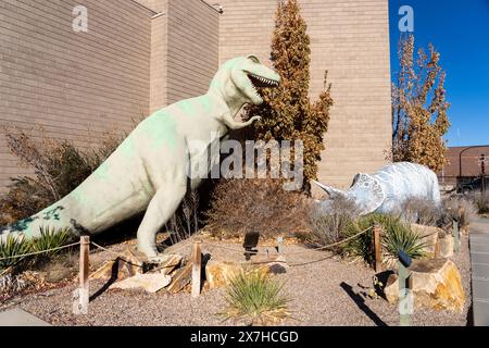 Modelle von Tyrannosaurus rex und triceratops in voller Größe im Dinosaur Garden. Utah Field House of Natural History Museum. Vernal, Utah. Stockfoto