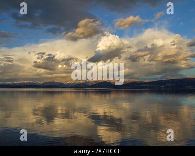 Cumulus-Wolken spiegeln sich im ruhigen Wasser des Nahuel Huapi-Sees im Nahuel Huapi-Nationalpark in Argentinien. Stockfoto