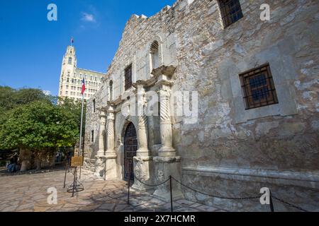 Das historische Alamo im Alamo Plaza mit dem Emily Morgan Hotel dahinter in San Antonio, Texas. Das Emily Morgan Hotel wurde 1924 als Medic erbaut Stockfoto