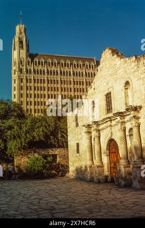 Das historische Alamo im Alamo Plaza mit dem Emily Morgan Hotel dahinter in San Antonio, Texas. Das Emily Morgan Hotel wurde 1924 als Medic erbaut Stockfoto